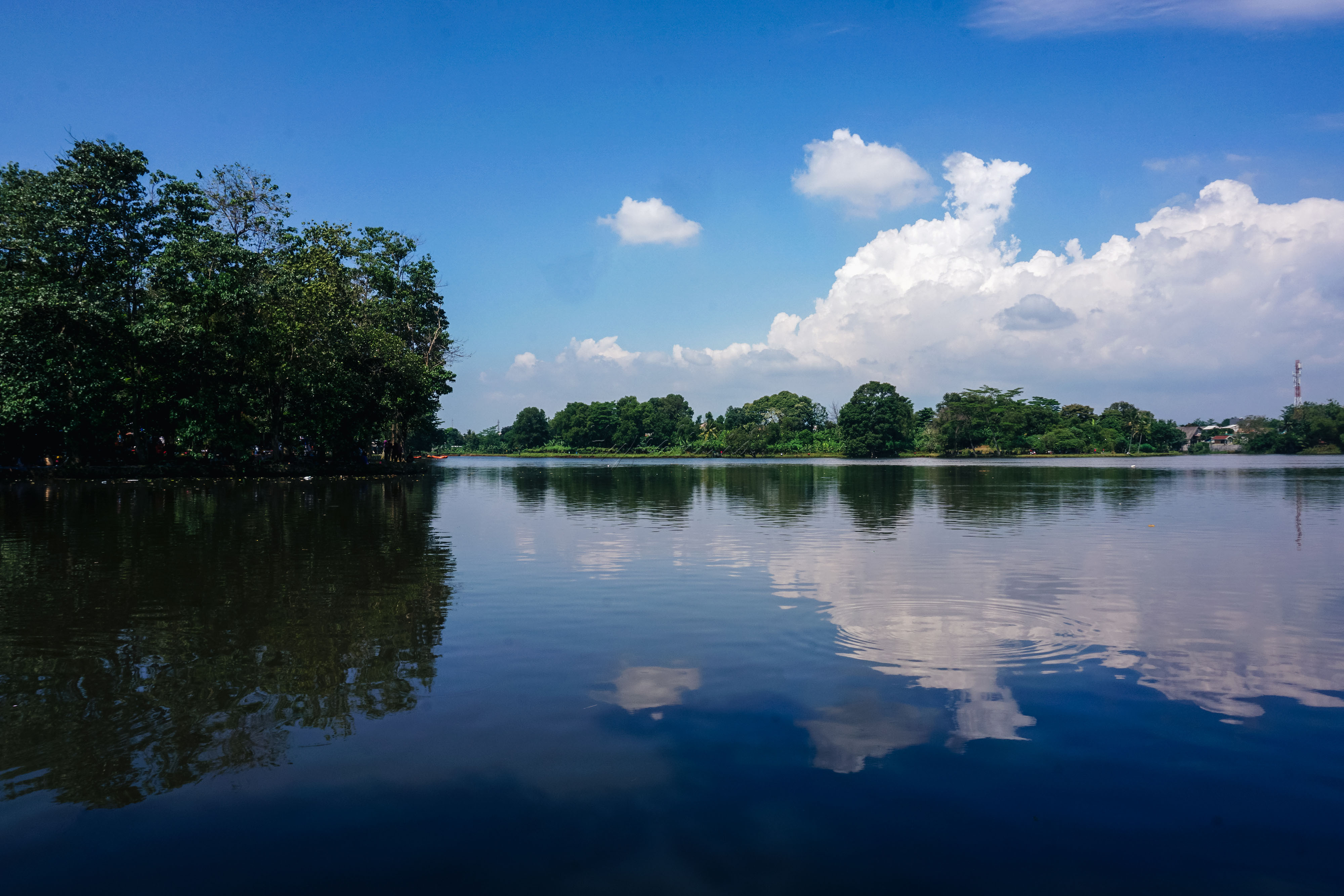 Setu Cikaret merupakan salah satu rawa atau danau yang memiliki pemandangan indah. Namun, bagi sebagian warga Depok dan Bogor, Setu Cikaret adalah tempat yang memiliki aura mistis. Meski cerita misteri menyelimuti Setu Cikaret, tak dipungkiri lokasi yang terletak di Kelurahan tengah, Kecamatan Cibinong, Kabupaten Bogor ini sering dikunjungi wisatawan untuk sarana rekreasi murah meriah.