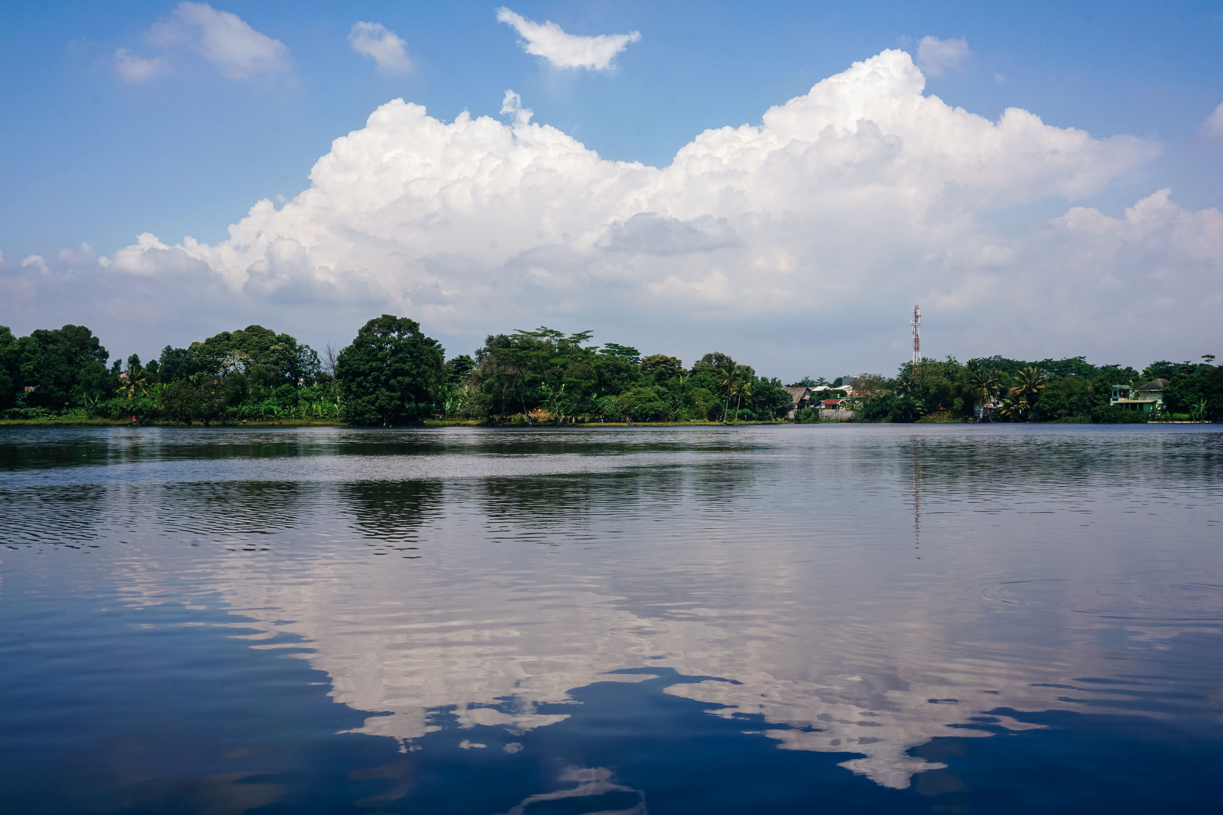 Setu Cikaret merupakan salah satu rawa atau danau yang memiliki pemandangan indah. Namun, bagi sebagian warga Depok dan Bogor, Setu Cikaret adalah tempat yang memiliki aura mistis. Meski cerita misteri menyelimuti Setu Cikaret, tak dipungkiri lokasi yang terletak di Kelurahan tengah, Kecamatan Cibinong, Kabupaten Bogor ini sering dikunjungi wisatawan untuk sarana rekreasi murah meriah.