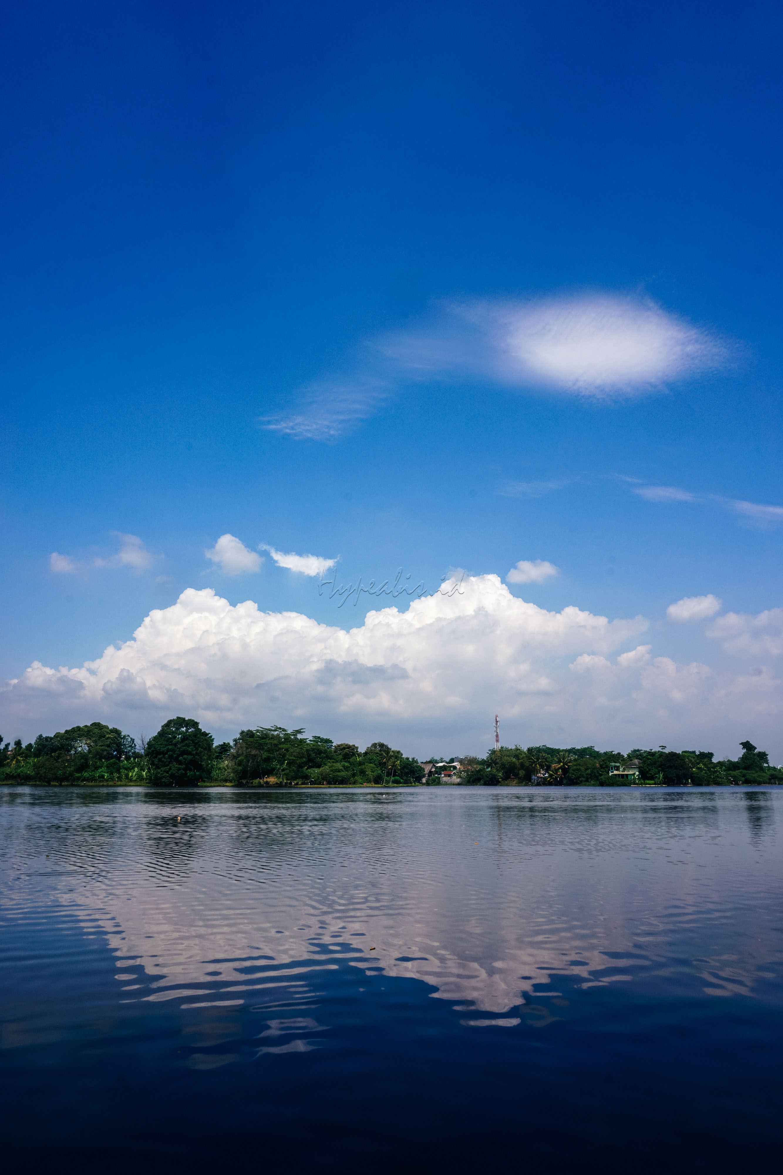 Setu Cikaret merupakan salah satu rawa atau danau yang memiliki pemandangan indah. Namun, bagi sebagian warga Depok dan Bogor, Setu Cikaret adalah tempat yang memiliki aura mistis. Meski cerita misteri menyelimuti Setu Cikaret, tak dipungkiri lokasi yang terletak di Kelurahan tengah, Kecamatan Cibinong, Kabupaten Bogor ini sering dikunjungi wisatawan untuk sarana rekreasi murah meriah.