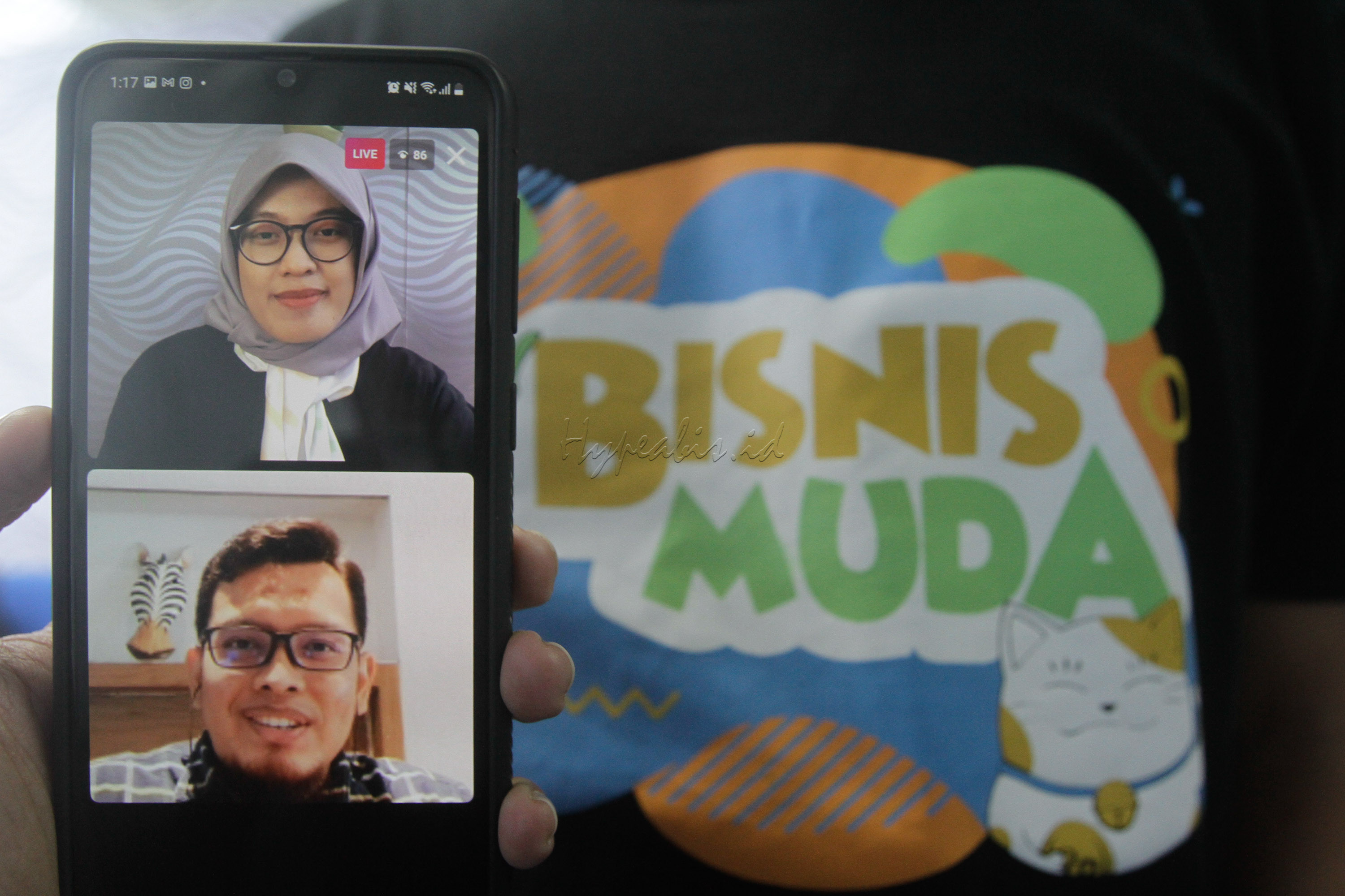 NGOBROL ASIK, SUKSES BERKARIR Bisnis/Himawan L Nugraha.<br />
GM Human Capital Business Partner Telkomsigma Sony Kisyono (layar bawah) didampingi Copywriter Bisnis Muda Rachma Amalia memberikan pemaparan dalam diskusi live Instagram Ngobrol Asik, Sukses Berkarir dengan Jiwa Enterpreneurship di Jakarta, Senin (31/5). Dalam rangka hari ulang tahun pertama, Bisnis Muda mengadakan Bisnis Muda Day yang berisikan webinar dan live instagram dengan materi menarik seputar pengelolaan keuangan, hobi, investasi, hingga tentang konten kreator.