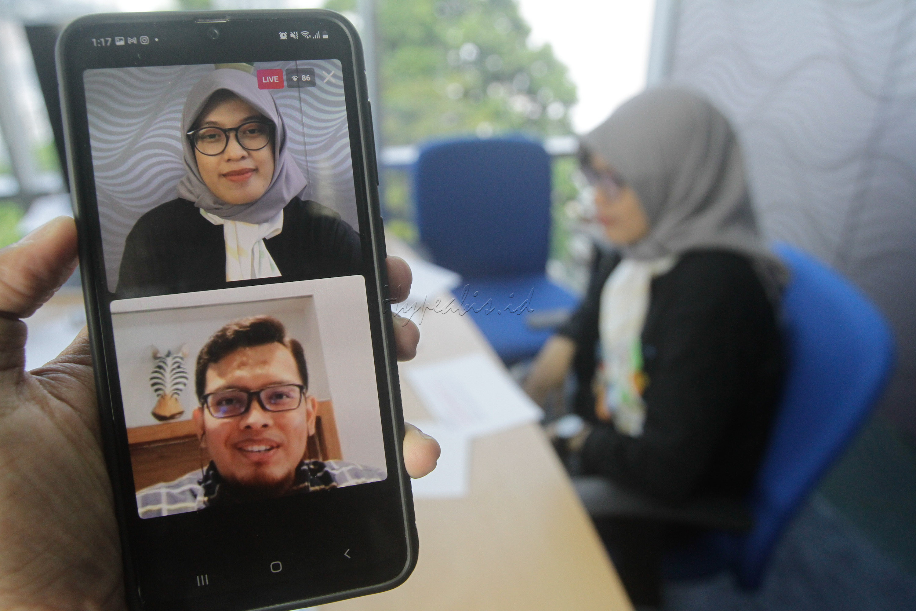 NGOBROL ASIK, SUKSES BERKARIR Bisnis/Himawan L Nugraha<br />
GM Human Capital Business Partner Telkomsigma Sony Kisyono (layar bawah) didampingi Copywriter Bisnis Muda Rachma Amalia memberikan pemaparan dalam diskusi live Instagram Ngobrol Asik, Sukses Berkarir dengan Jiwa Enterpreneurship di Jakarta, Senin (31/5). Dalam rangka hari ulang tahun pertama, Bisnis Muda mengadakan Bisnis Muda Day yang berisikan webinar dan live instagram dengan materi menarik seputar pengelolaan keuangan, hobi, investasi, hingga tentang konten kreator.