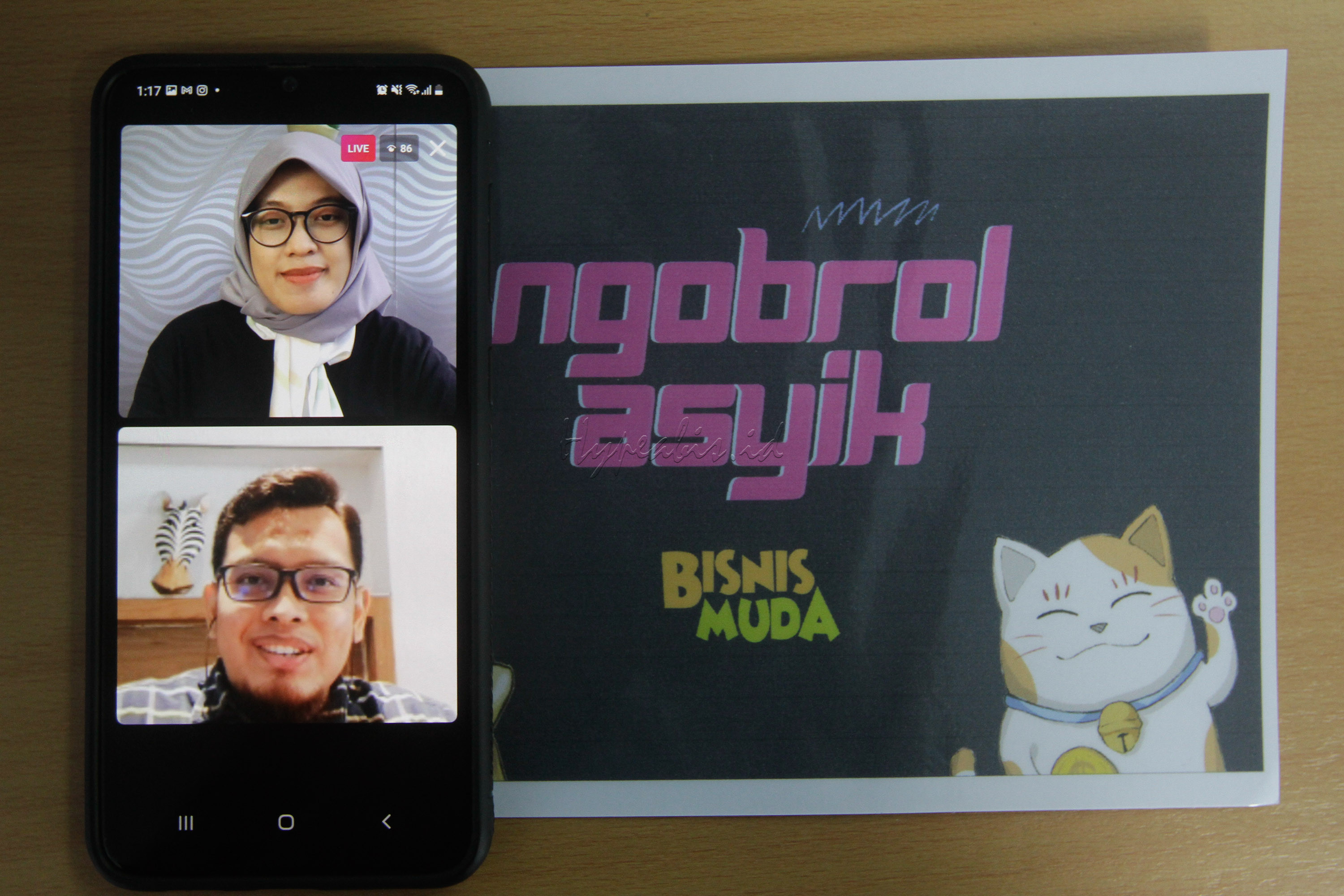 NGOBROL ASIK, SUKSES BERKARIR Bisnis/Himawan L Nugraha<br />
GM Human Capital Business Partner Telkomsigma Sony Kisyono (layar bawah) didampingi Copywriter Bisnis Muda Rachma Amalia memberikan pemaparan dalam diskusi live Instagram Ngobrol Asik, Sukses Berkarir dengan Jiwa Enterpreneurship di Jakarta, Senin (31/5). Dalam rangka hari ulang tahun pertama, Bisnis Muda mengadakan Bisnis Muda Day yang berisikan webinar dan live instagram dengan materi menarik seputar pengelolaan keuangan, hobi, investasi, hingga tentang konten kreator.