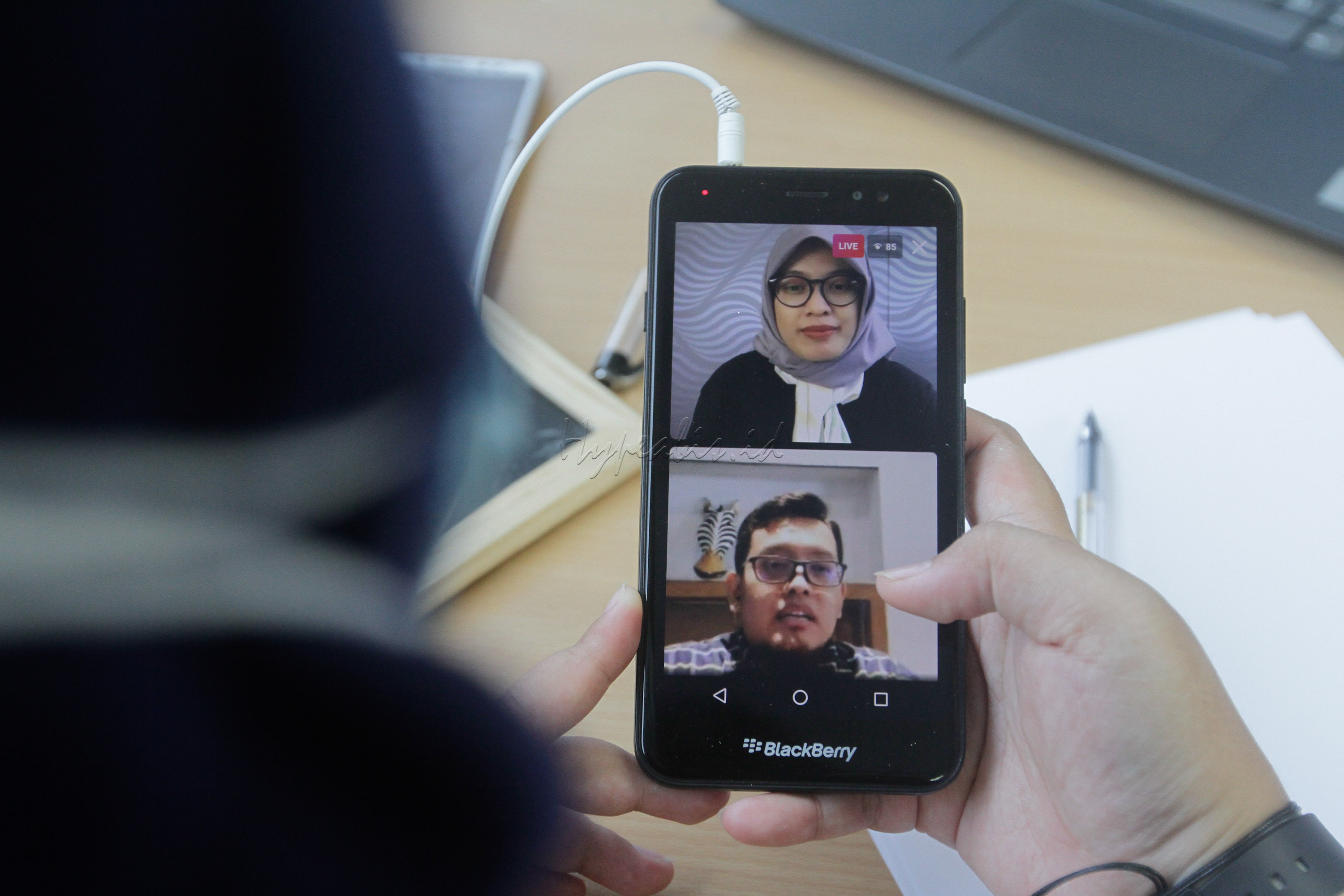 NGOBROL ASIK, SUKSES BERKARIR Bisnis/Himawan L Nugraha<br />
GM Human Capital Business Partner Telkomsigma Sony Kisyono (layar bawah) didampingi Copywriter Bisnis Muda Rachma Amalia memberikan pemaparan dalam diskusi live Instagram Ngobrol Asik, Sukses Berkarir dengan Jiwa Enterpreneurship di Jakarta, Senin (31/5). Dalam rangka hari ulang tahun pertama, Bisnis Muda mengadakan Bisnis Muda Day yang berisikan webinar dan live instagram dengan materi menarik seputar pengelolaan keuangan, hobi, investasi, hingga tentang konten kreator.