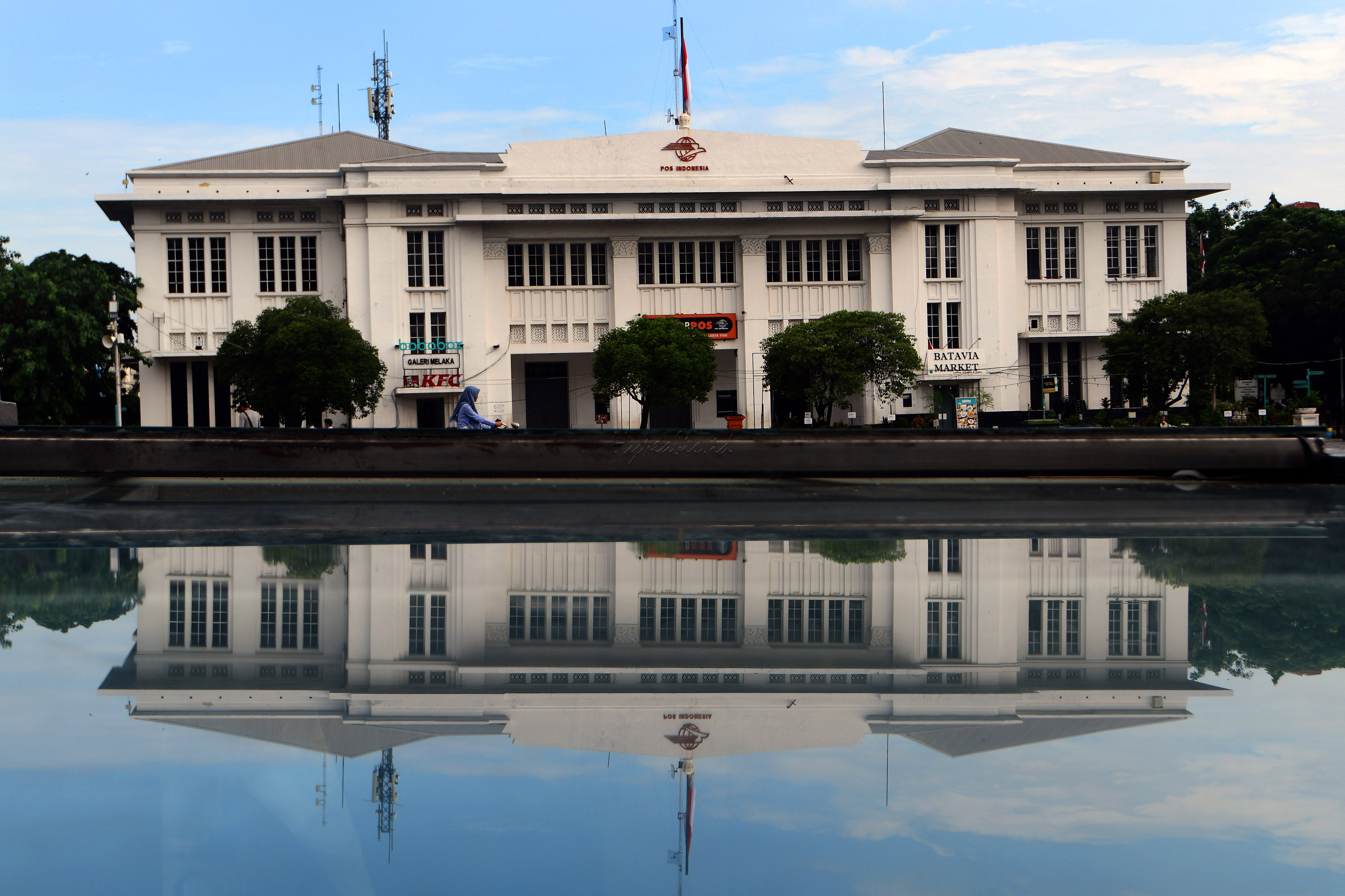 Kota Tua Jakarta, juga dikenal dengan sebutan&nbsp;Batavia Lama&nbsp;(Oud Batavia), adalah sebuah wilayah kecil di&nbsp;Jakarta,&nbsp;Indonesia. Wilayah khusus ini memiliki luas 1,3 kilometer persegi melintasi&nbsp;Jakarta Utara&nbsp;dan&nbsp;Jakarta Barat&nbsp;(Pinangsia,&nbsp;Taman Sari&nbsp;dan&nbsp;Roa Malaka).