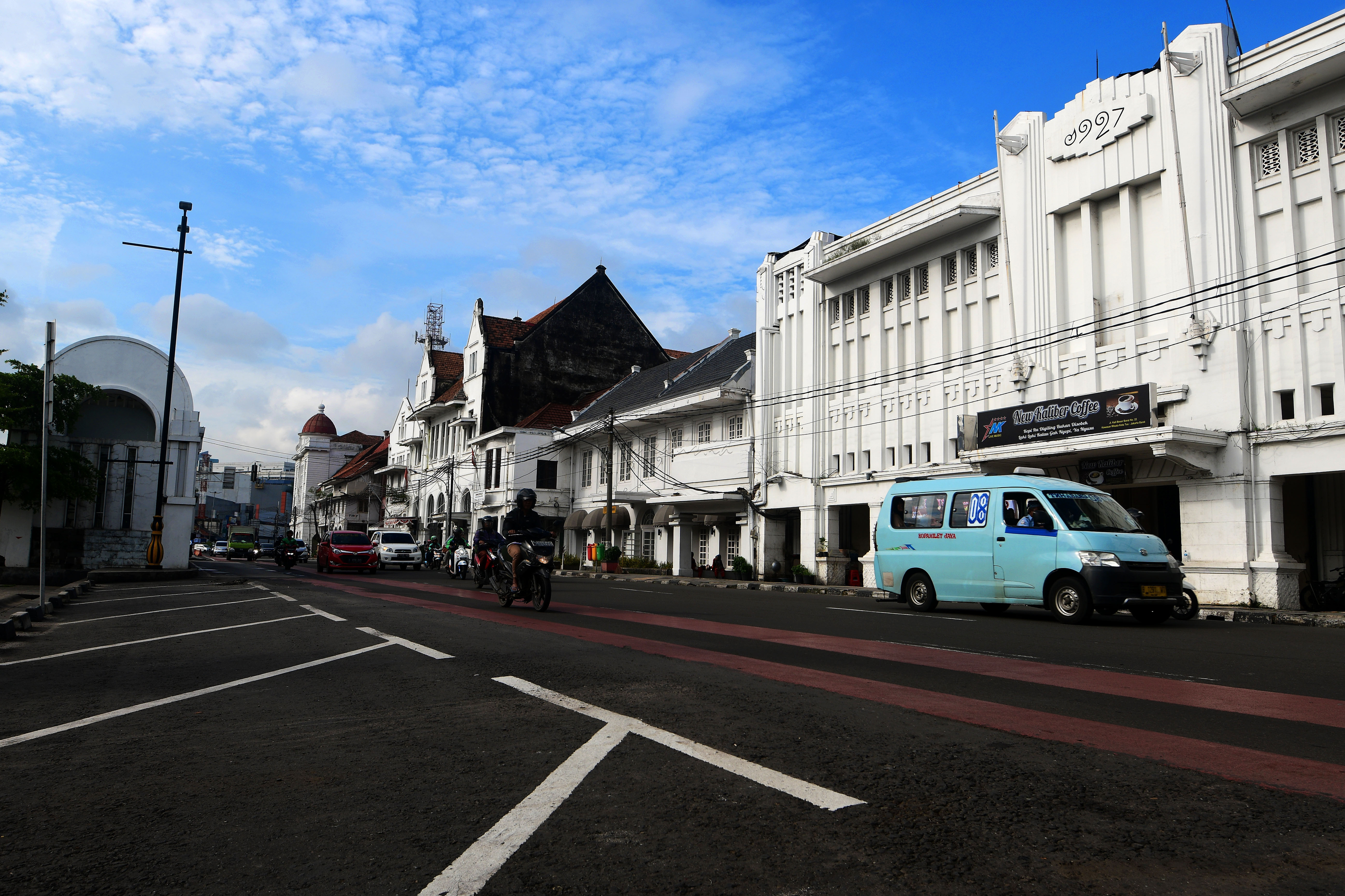 Kota Tua Jakarta, juga dikenal dengan sebutan&nbsp;Batavia Lama&nbsp;(Oud Batavia), adalah sebuah wilayah kecil di&nbsp;Jakarta,&nbsp;Indonesia. Wilayah khusus ini memiliki luas 1,3 kilometer persegi melintasi&nbsp;Jakarta Utara&nbsp;dan&nbsp;Jakarta Barat&nbsp;(Pinangsia,&nbsp;Taman Sari&nbsp;dan&nbsp;Roa Malaka).