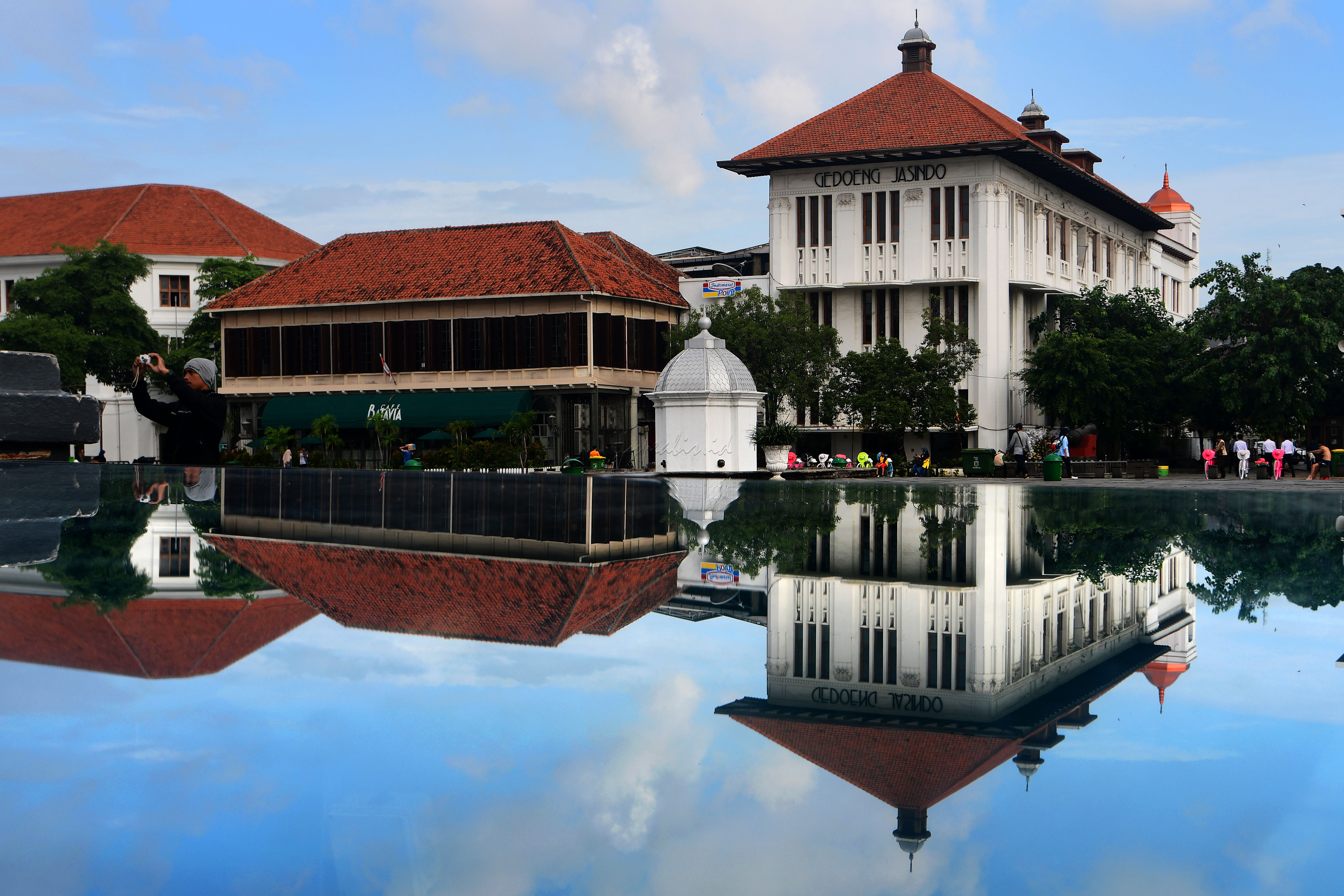 Kota Tua Jakarta, juga dikenal dengan sebutan&nbsp;Batavia Lama&nbsp;(Oud Batavia), adalah sebuah wilayah kecil di&nbsp;Jakarta,&nbsp;Indonesia. Wilayah khusus ini memiliki luas 1,3 kilometer persegi melintasi&nbsp;Jakarta Utara&nbsp;dan&nbsp;Jakarta Barat&nbsp;(Pinangsia,&nbsp;Taman Sari&nbsp;dan&nbsp;Roa Malaka).