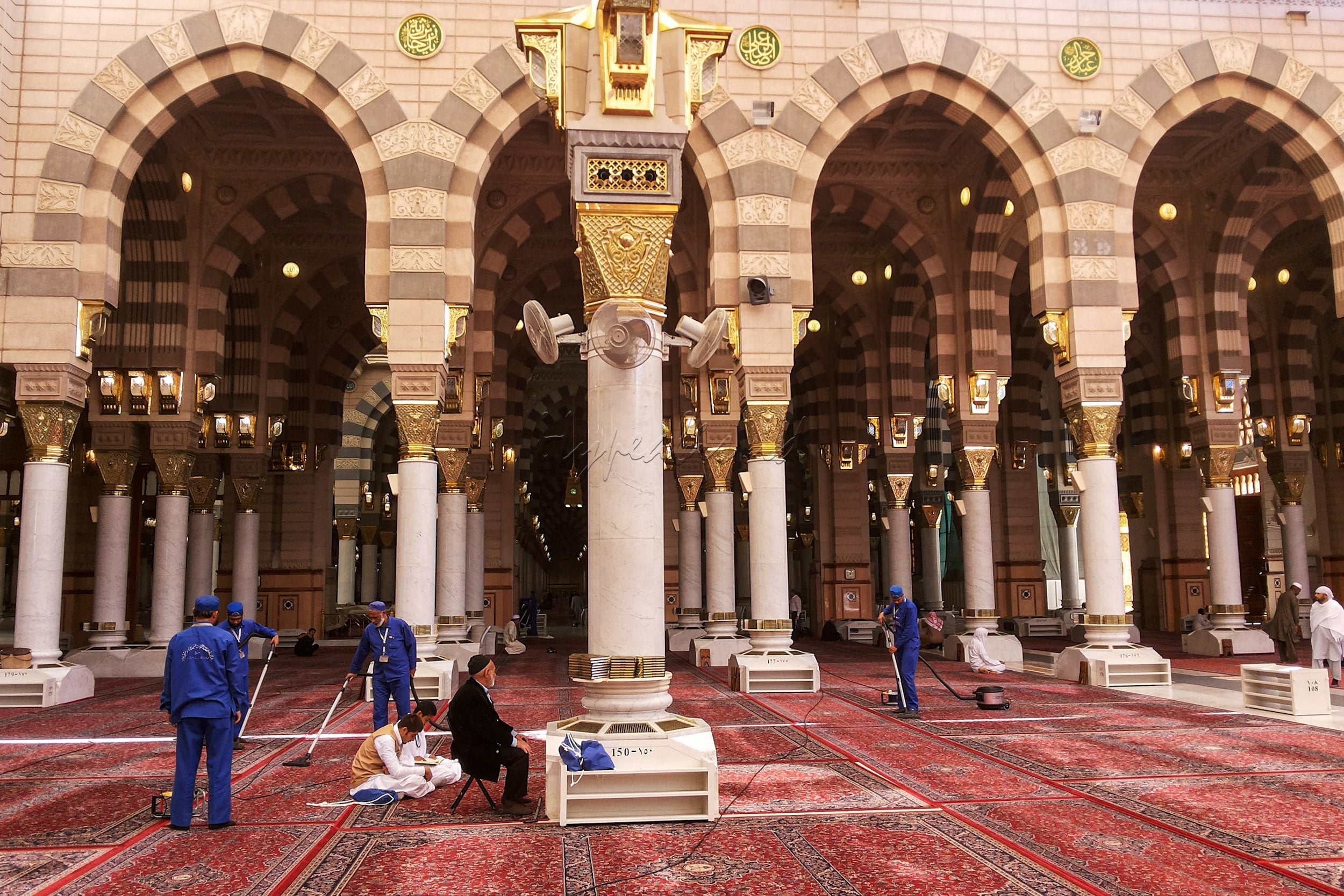 Masjid bernama asli Al-Masjid an-Nabawi ini juga merupakan tempat pertama di Jazirah Arab yang diterangi oleh bola lampu listrik pada tahun 1909 (1327 H).