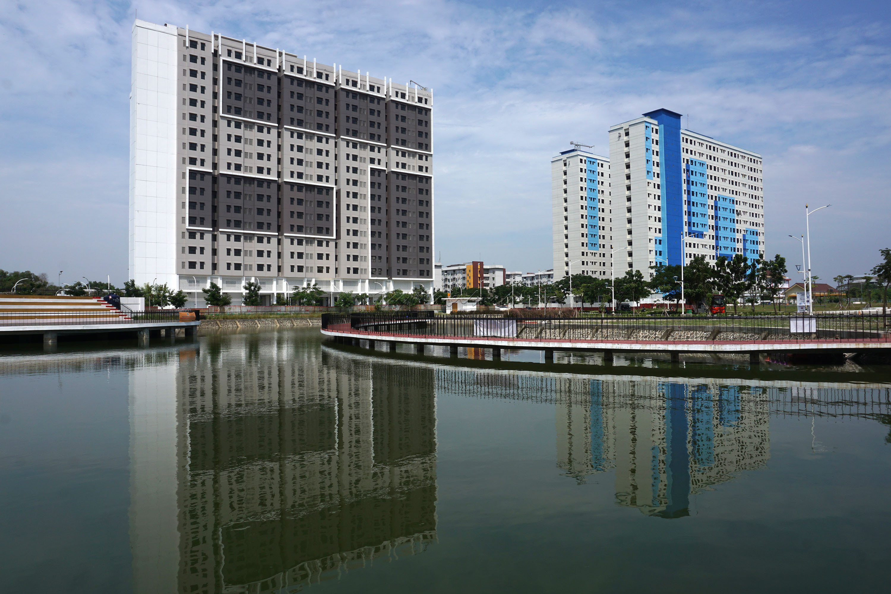 Keterbatasan lahan menjadi salah satu alasan maraknya pembangunan apartemen, tidak hanya di tengah kota, tetapi mulai bergeser ke area pinggir kota.