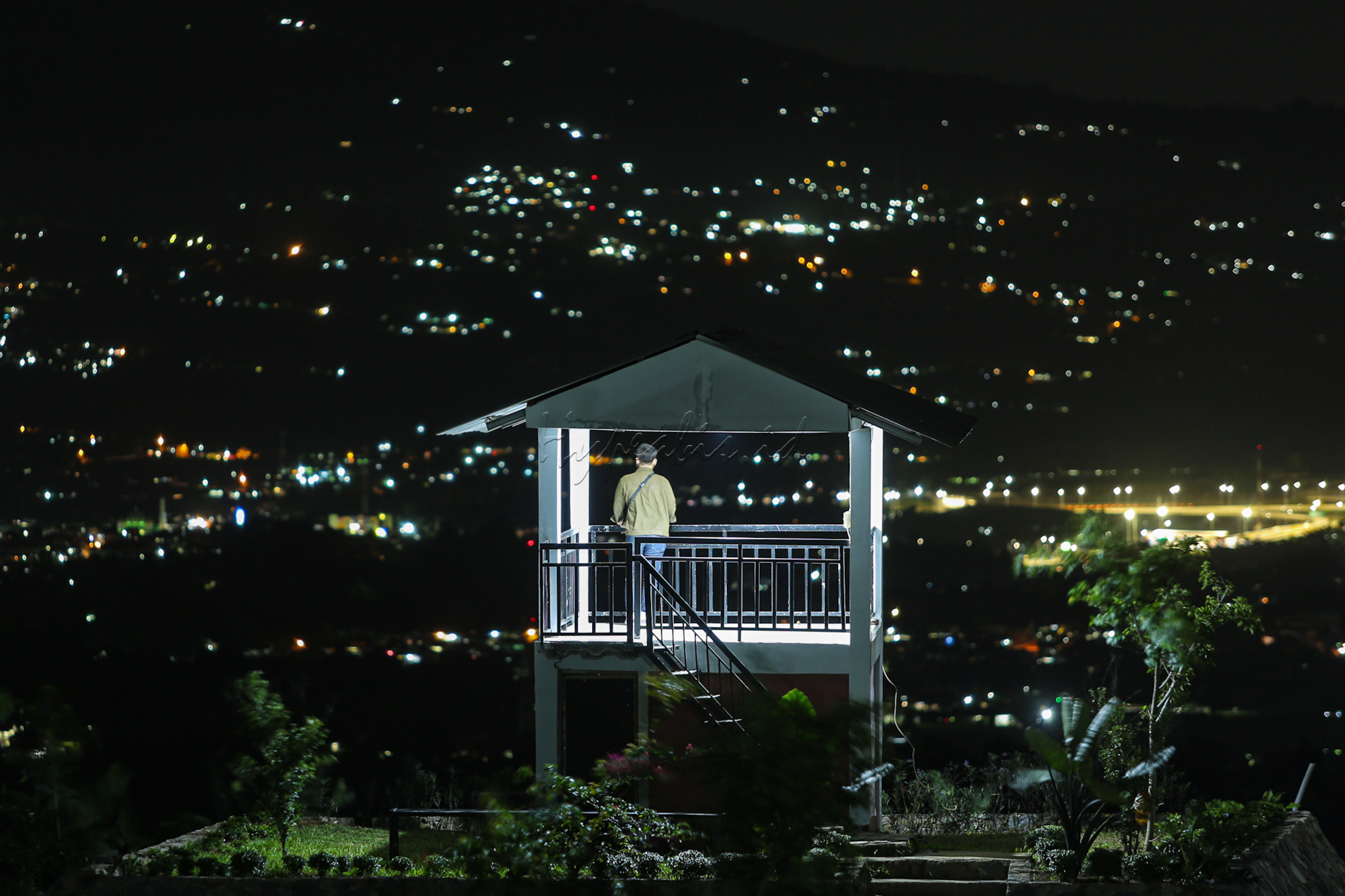 Salah satu kawasan wisata di bilangan Cikereteg, Ciawi, Bogor, Jawa Barat ini menawarkan pemandangan malam yang memanjakan mata.