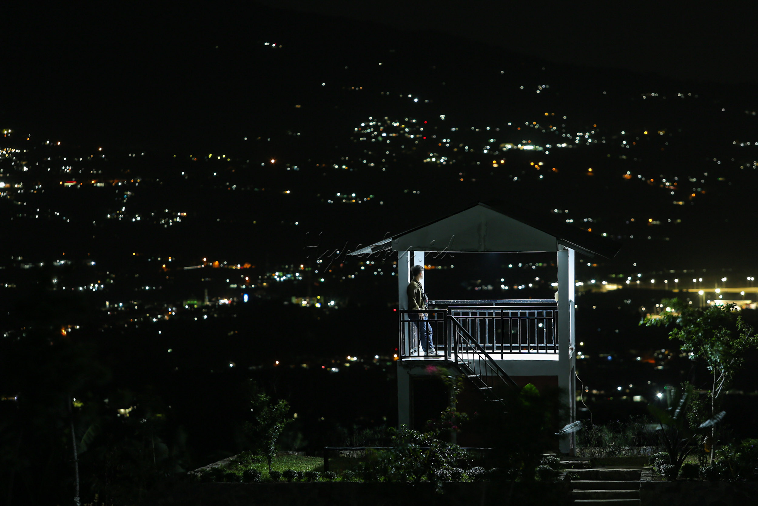 Hamparan lampu-lampu pemukiman warga menghiasi dinding gunung salak yang diselimuti gelap malam.