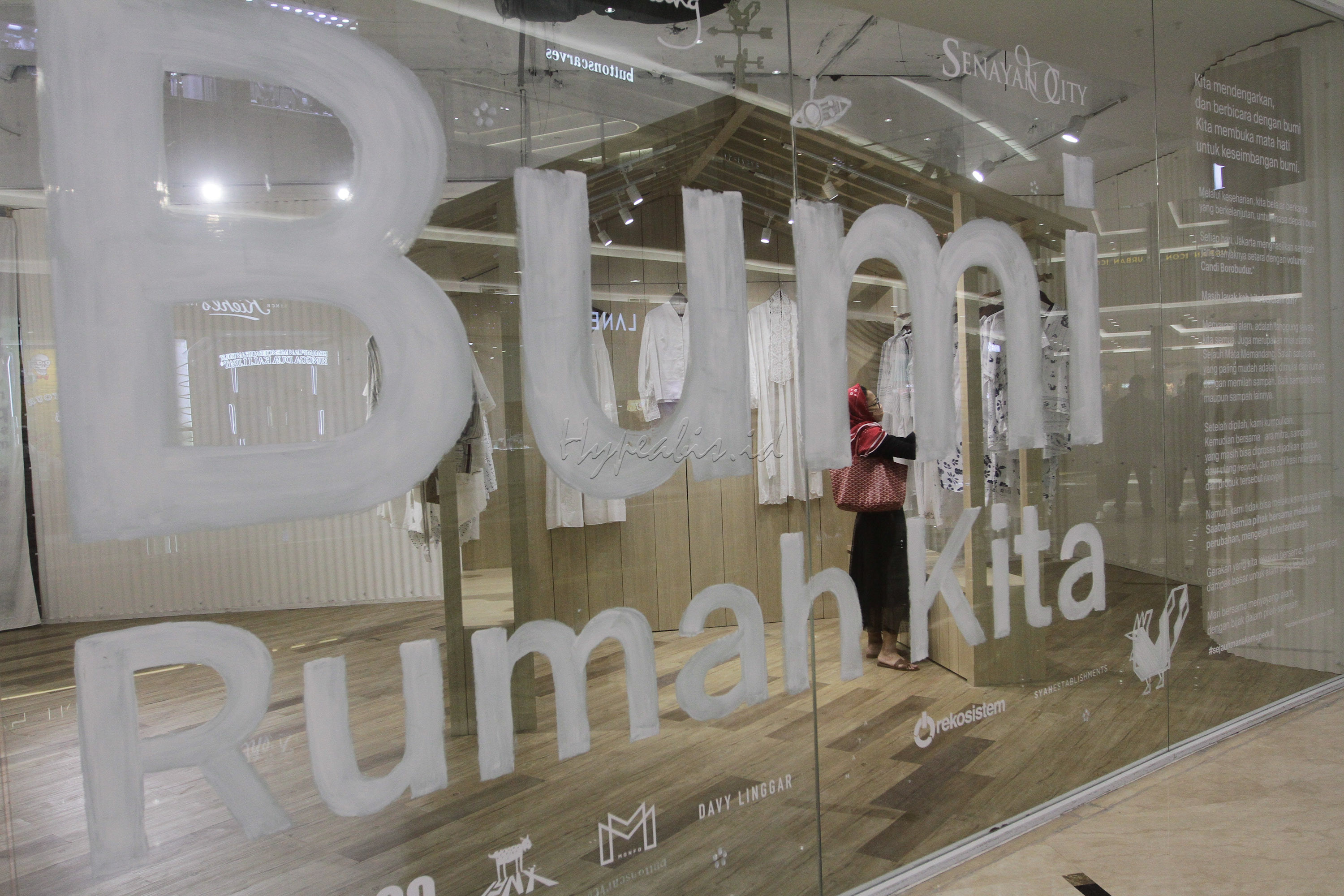 Label tekstil Sejauh Mata Memandang menggelar pameran bertajuk&nbsp;Bumi Rumah Kita
untuk meningkatkan kesadaran masyarakat terhadap kondisi sampah, khususnya sampah tekstil. Acara digelar di Senayan City Lantai 1, Jakarta Pusat, mulai 29 April hingga 1 Agustus 2021.