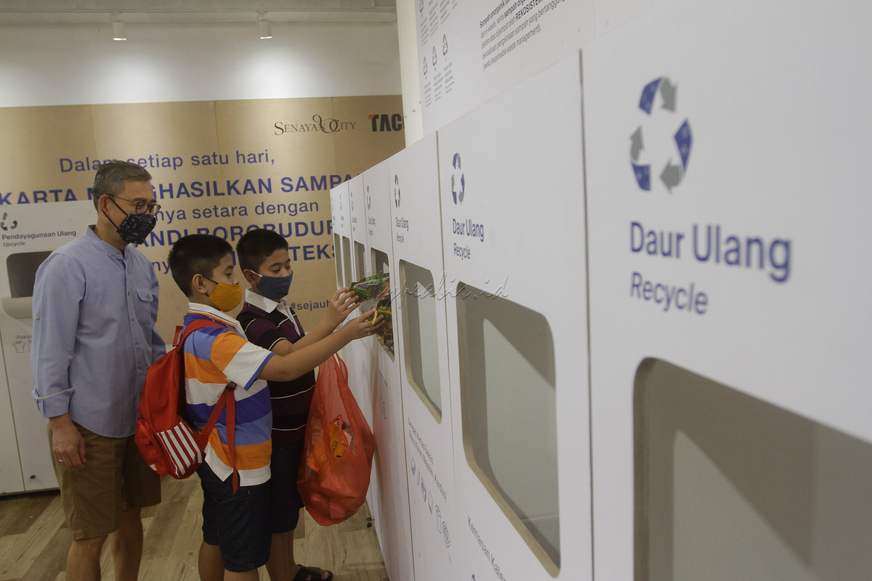 Pada pameran ini, label tersebut juga menggandeng generasi muda untuk berinovasi dalam pengolahan sampah, antara lain aplikasi Rekosistem sebagai&nbsp;partner&nbsp;dalam mendistribusikan dan mengolah sampah yang terkumpul selama pameran, masyarakat juga dapat mengirimkan sampah anorganiknya melalui aplikasi Rekosistem untuk didaur ulang.