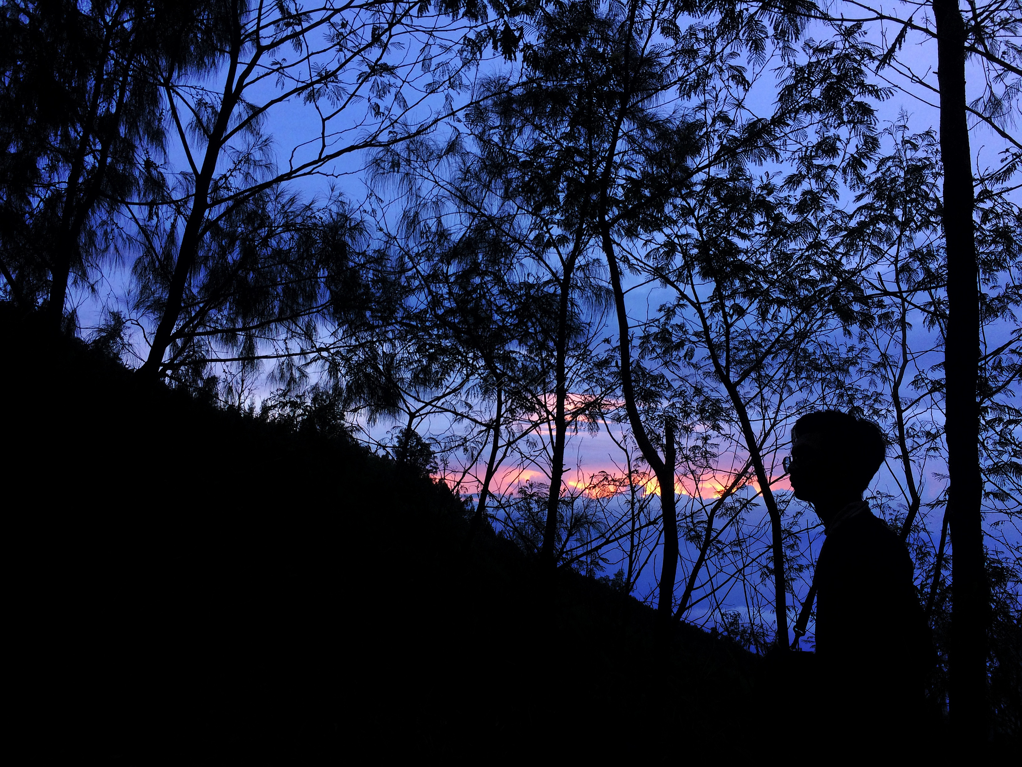 Pendaki menikmati matahari senja di Jalur Candi Ceto Gunung Lawu, Jawa Tengah. Gunung yang memiliki ketinggian 3.265 mdpl tersebut menyajikan panorama yang indah bagi setiap pendaki yang datang ke gunung itu.