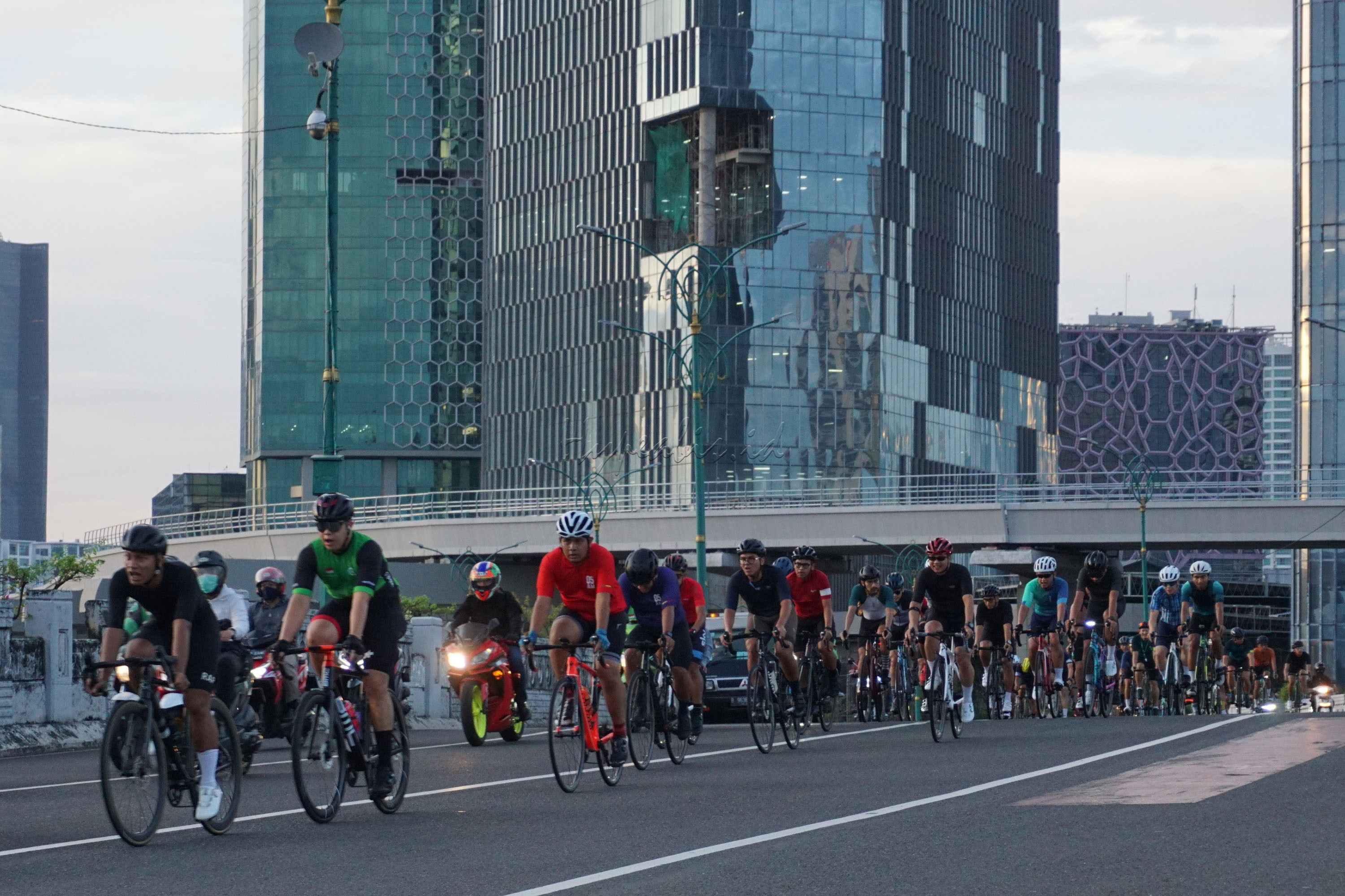 Bersepeda menjadi salah satu pilihan olah raga dan transportasi paling diminati sejak pandemi Covid-19 yang mewabah diseluruh dunia. Salah satunya di Jakarta.