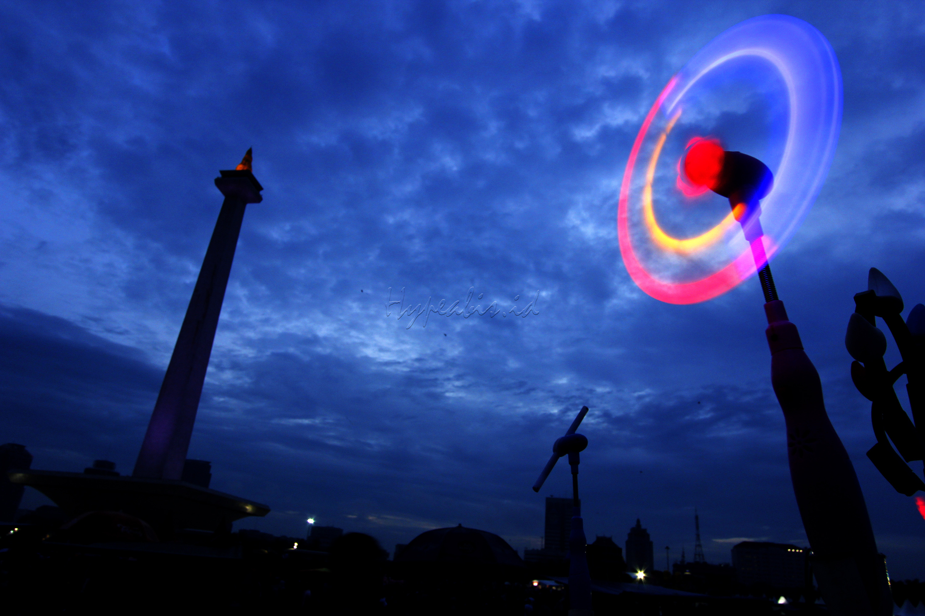 Monumen Nasional atau yang populer disingkat dengan Monas atau Tugu Monas adalah monumen setinggi 132 meter yang didirikan untuk mengenang perlawanan dan perjuangan rakyat Indonesia dalam merebut kemerdekaan dari pemerintahan Kolonial Hindia Belanda.