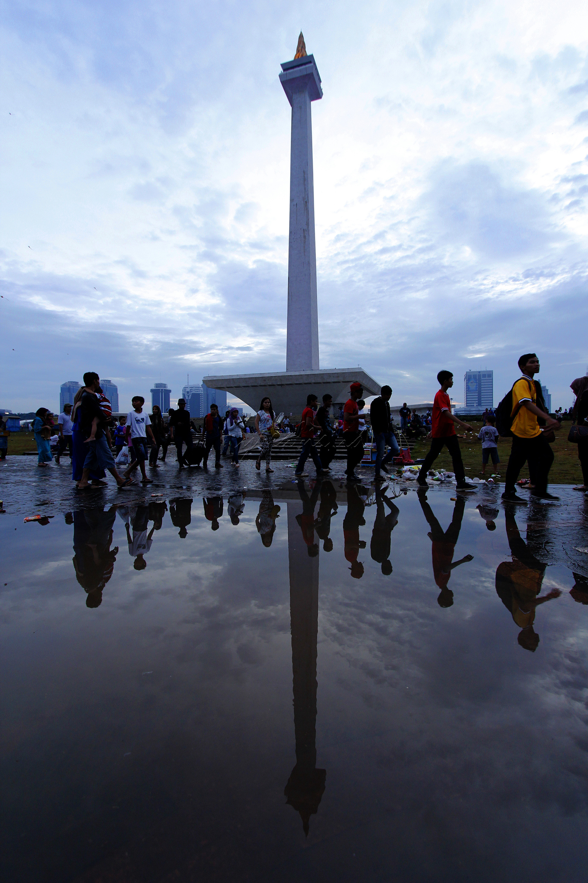 Tugu Monas berlokasi di pusat Ibu Kota, di antara Istana Negara dengan gedung-gedung pemerintahan serta bangunan komersil atau bisnis.