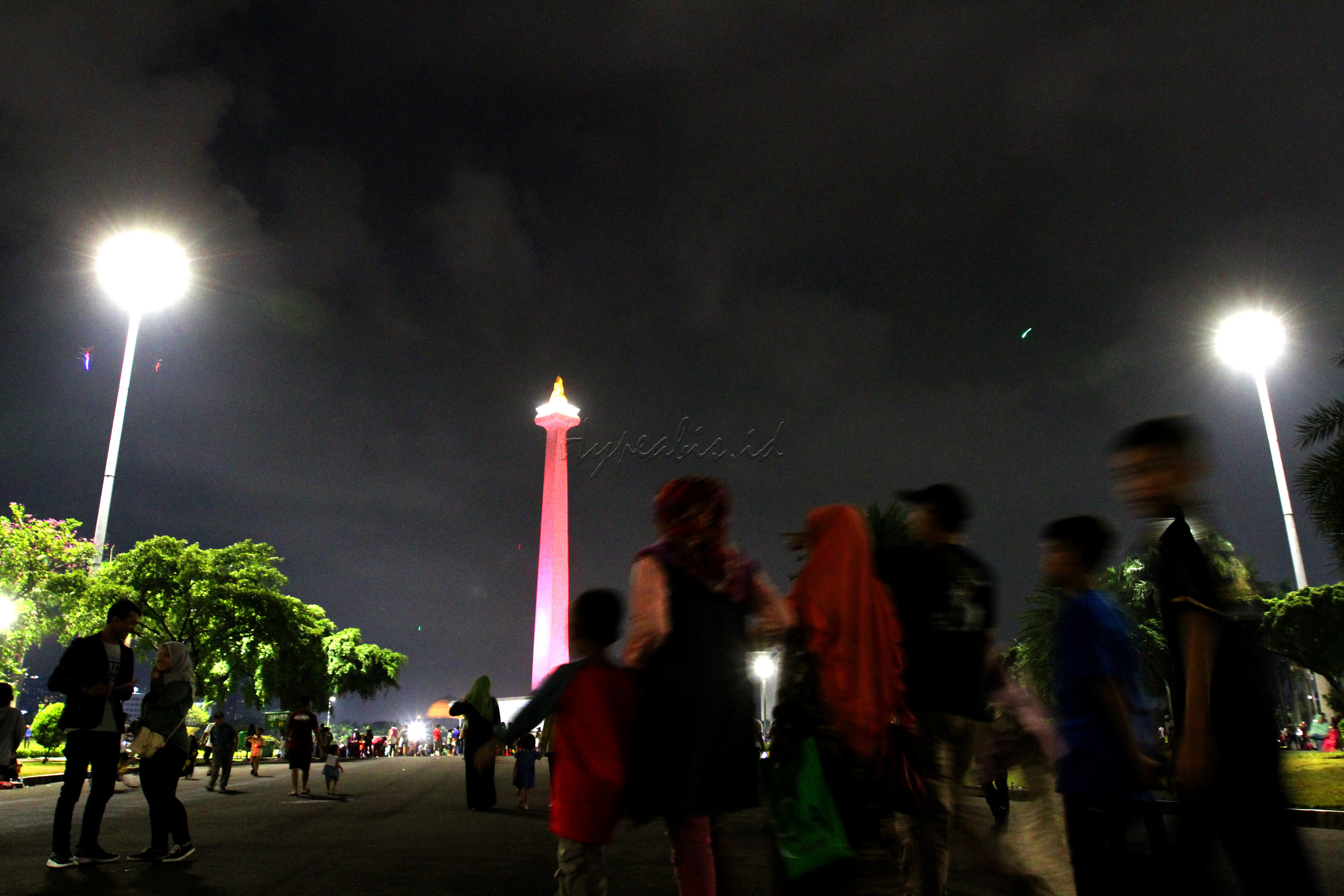Lokasinya yang strategis membuat Tugu Monas dijadikan tempat wisata masyarakat untuk sekedar menikmati suasana sekitarnya atau melihat sisi dalam yang menampilkan diorama hingga melihat kota Jakarta dari puncaknya.