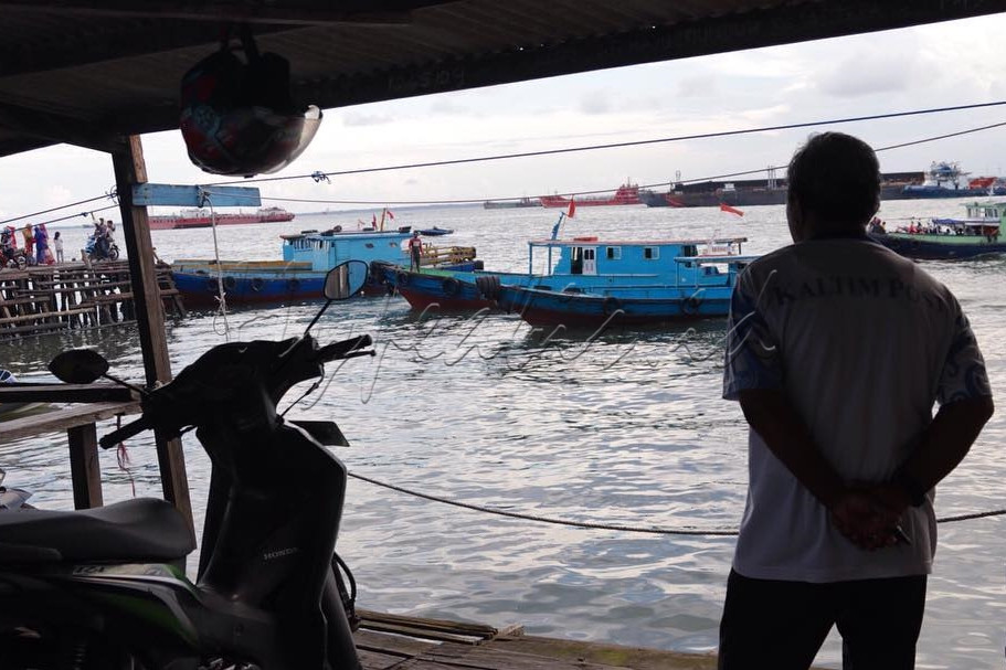 Selain dapat melihat keindahan laut, di sini juga kita dapat melihat aktivitas warga yang menyebrang menggunakan kapal karena letaknya yang berdektan dengan pelabuhan.