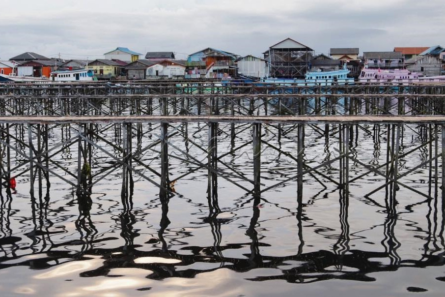 Kampung ini terletak di daerah Margasari, Kota Balikpapan, Kalimantan Timur. Berdiri di sepanjang jembatan kayu ulin seluas 6,7 hektar di atas laut menjadikannya perkampungan yang unik.