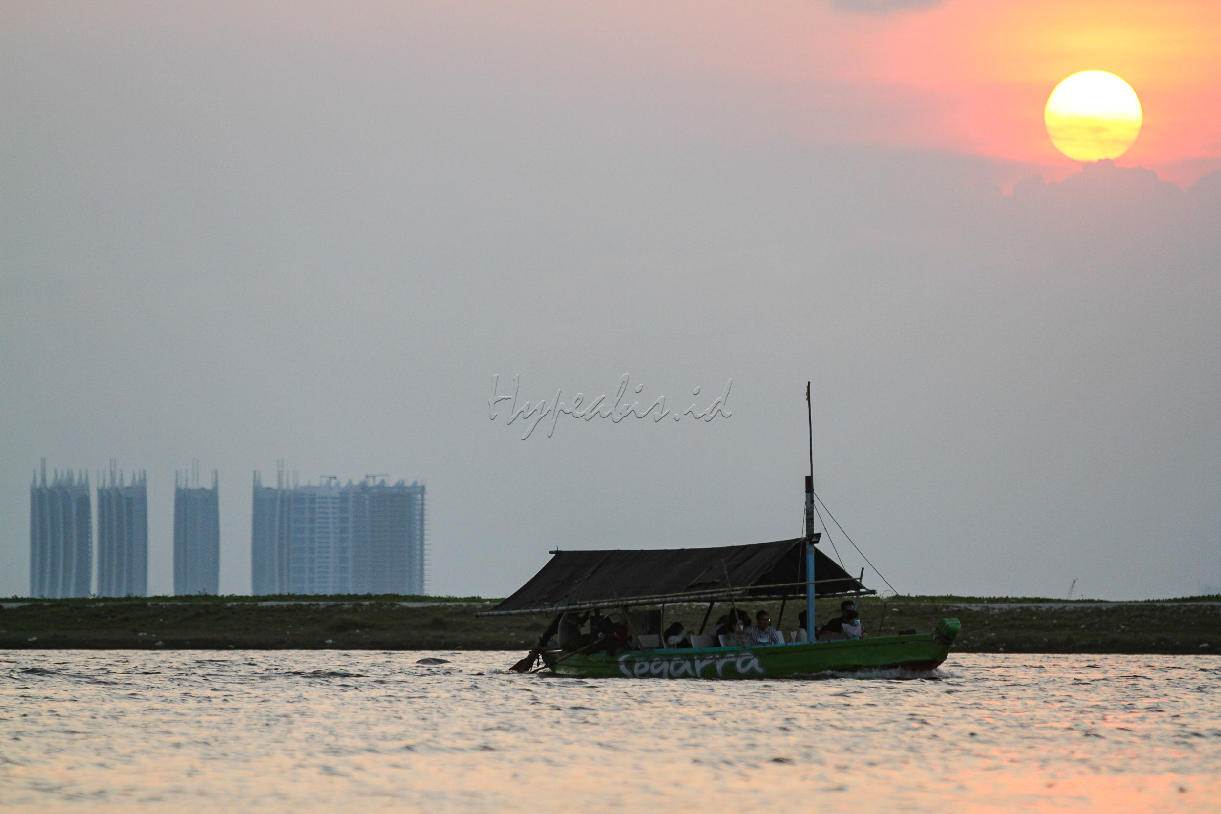 Salah satunya adalah perahu wisata.