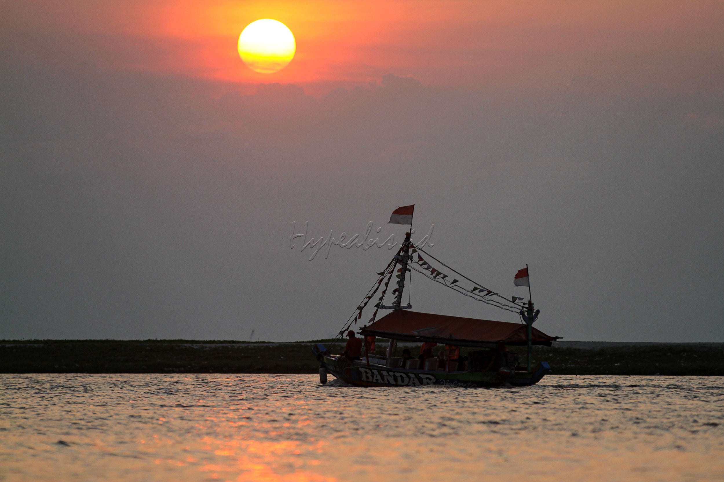 Jika beruntung, kita bisa menikmati pemandangan matahari terbenam (sunset) dari atas perahu.