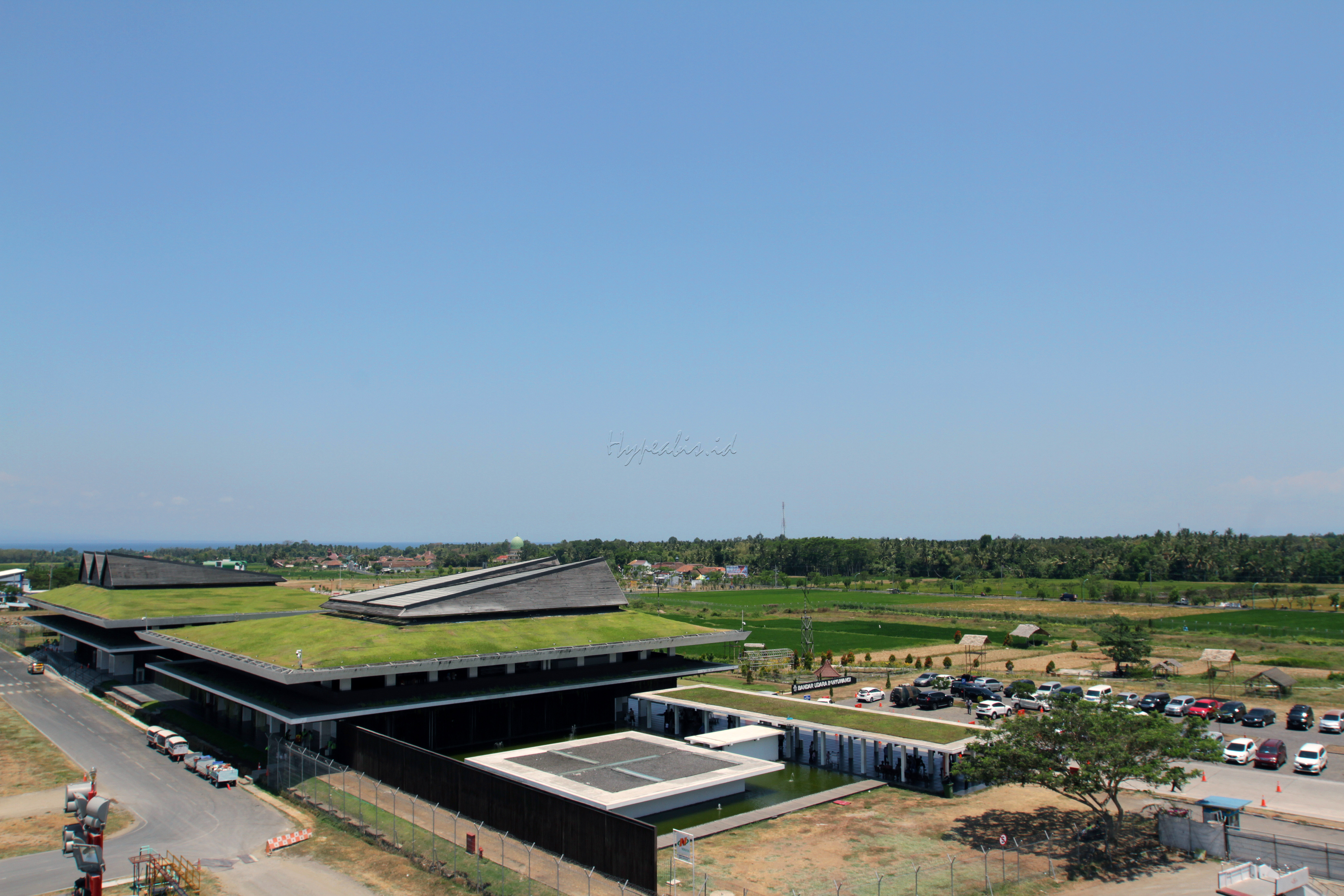 Bandara Blimbingsari yang berada di Banyuwangi, Jawa Timur kondang disebut sebagai green Airport atau bandara berkonsep Hijau pertama di Indonesia. Green airport menekankan pada optimalisasi lahan pertanian yang ada di area bandara, serta keberpihakan pada masyarakat sekitar bandara