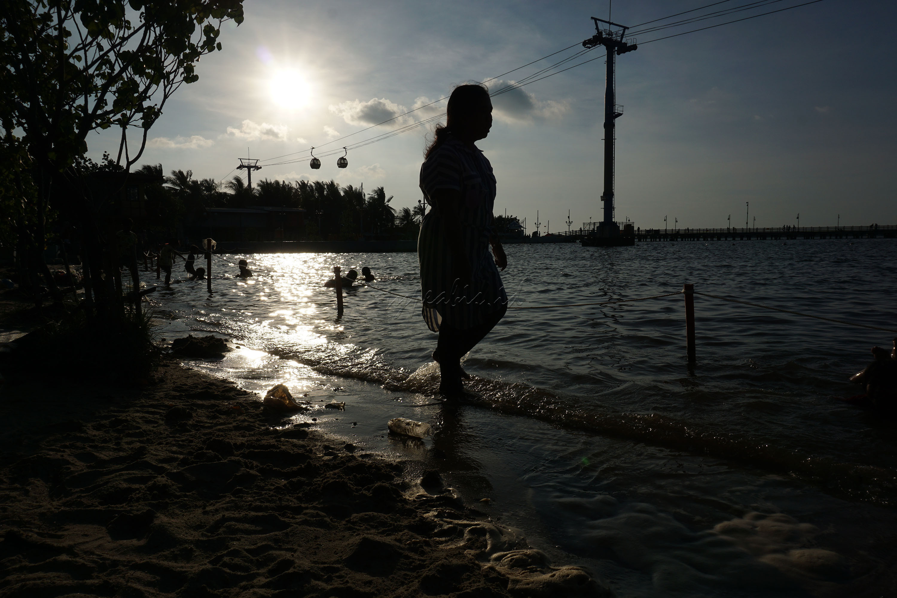 Pantai Ancol menjadi salah satu tempat yang menarik bagi penikmat senja yang ingin melihat sunset di Jakarta.