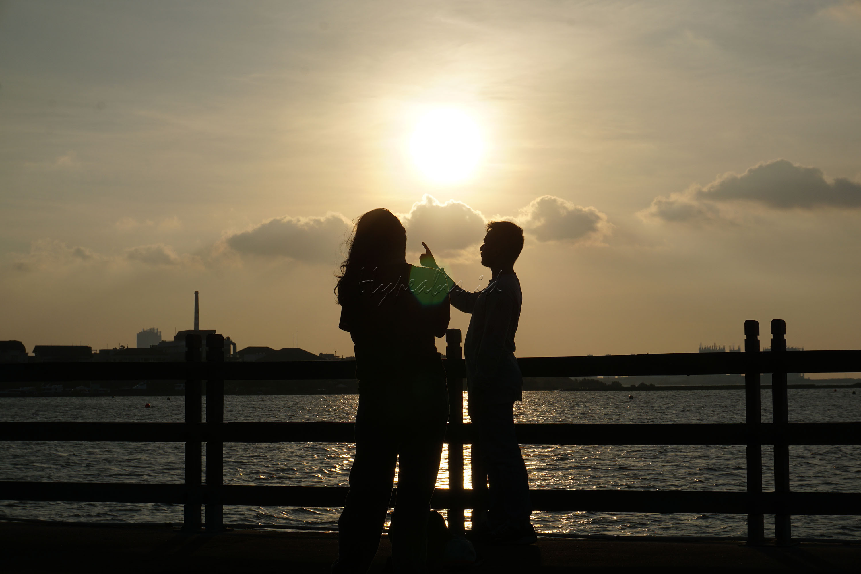 Pantai Ancol menjadi salah satu tempat yang menarik bagi penikmat senja yang ingin melihat sunset di Jakarta.