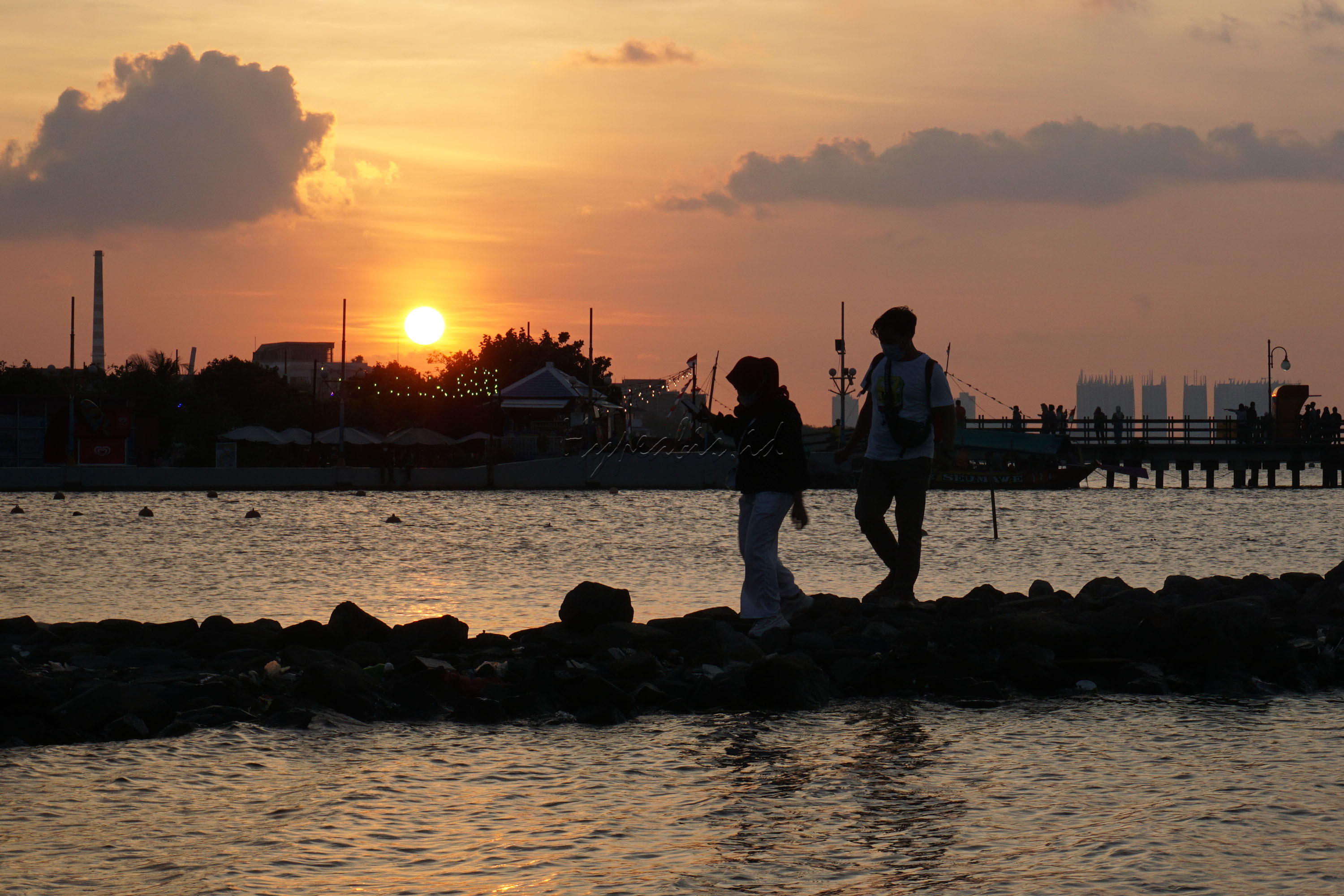 Pantai Ancol menjadi salah satu tempat yang menarik bagi penikmat senja yang ingin melihat sunset di Jakarta.