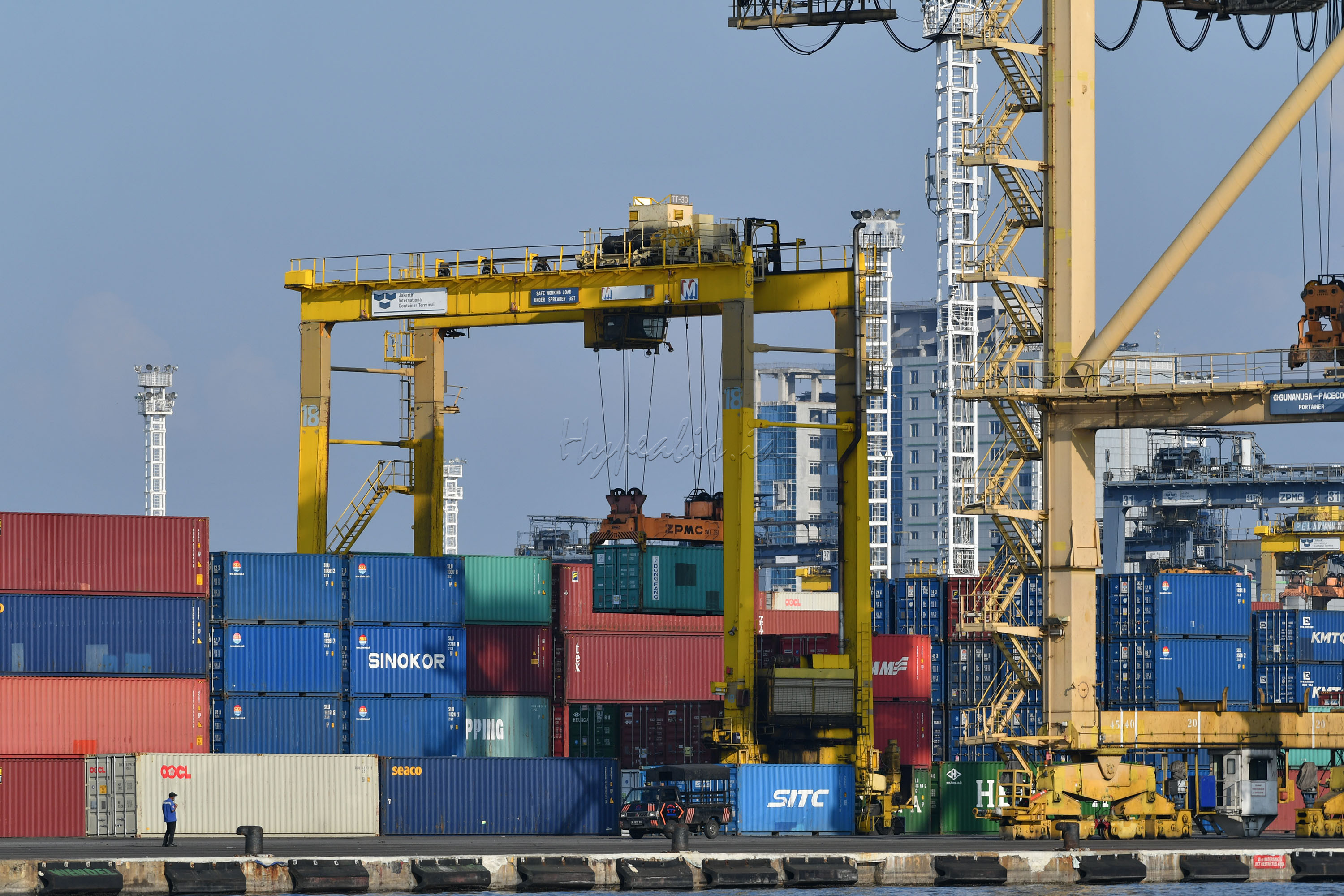Tanjung Priok merupakan kawasan paling terkenal dan menjadi wilayah terpenting di Jakarta Utara karena di sana terdapat pelabuhan yang sudah beroperasi sejak zaman Hindia Belanda hingga sekarang.