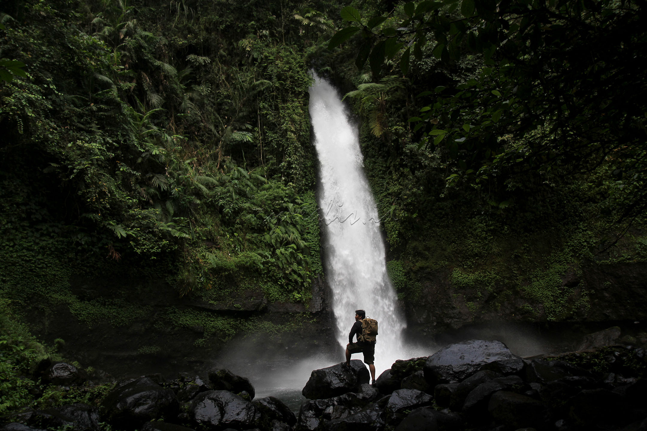 Curug Sawer merupakan spot wisata di Kawasan Wisata Situgunung, Sukabumi, Jawa Barat.