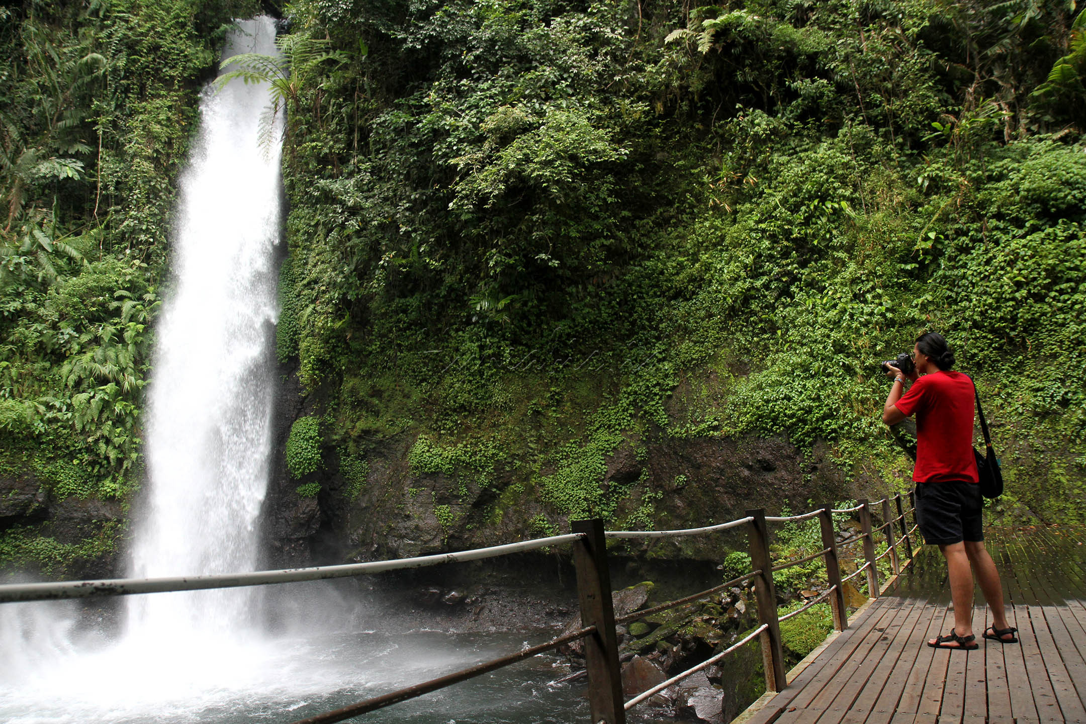 Air Terjun ini memiliki ketinggian sekitar 35 meter.