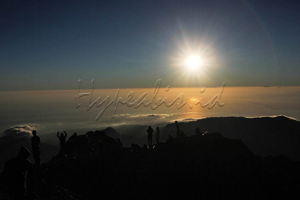 Pendaki menikmati keindahan alam dari Puncak Gunung Rinjani, Lombok, Nusa Tenggara Barat (NTB). Gunung Rinjani merupakan gunung favorit para pendaki di Indonesia karena keindahan pemadandangannya, Gunung Rinjani memiliki ketinggian 3.726 mdpl.