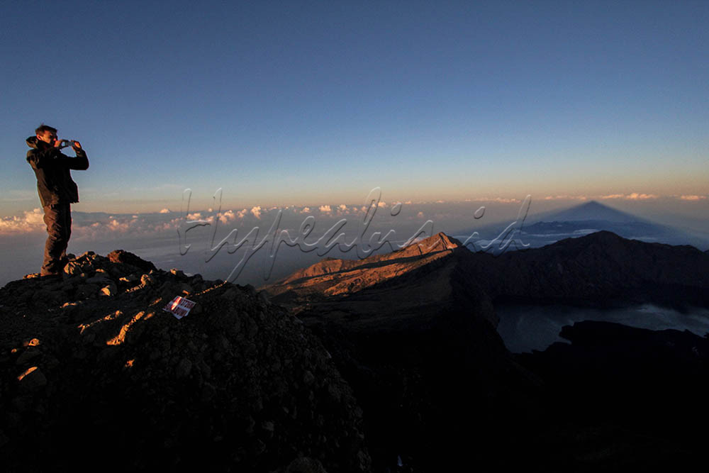 Pendaki menikmati keindahan alam dari Puncak Gunung Rinjani, Lombok, Nusa Tenggara Barat (NTB). Gunung Rinjani merupakan gunung favorit para pendaki di Indonesia karena keindahan pemadandangannya, Gunung Rinjani memiliki ketinggian 3.726 mdpl.