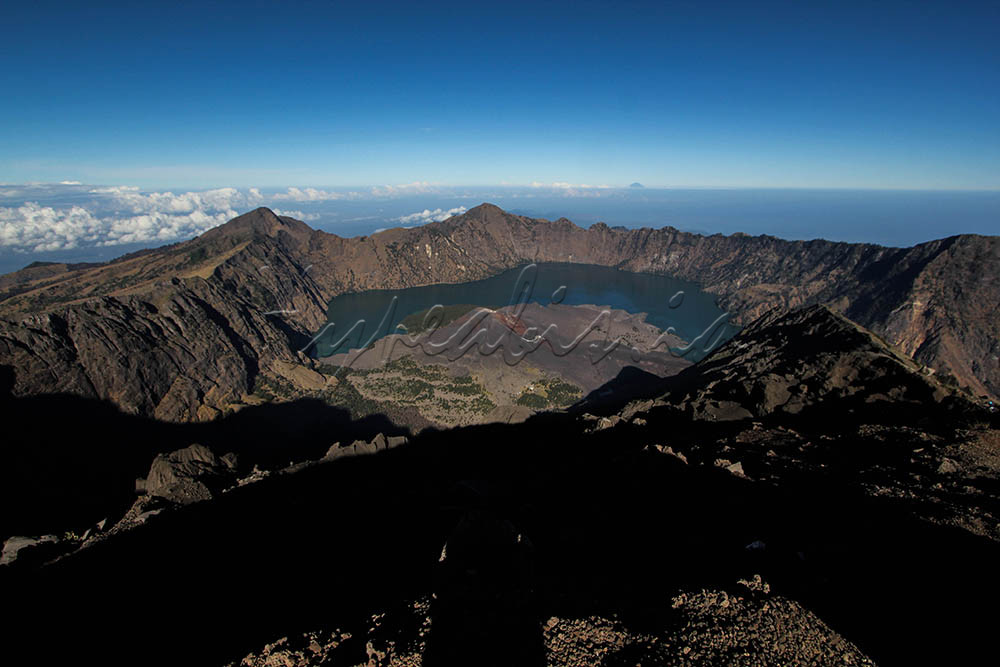 Pemandangan Keindahan alam dari Puncak Gunung Rinjani, Lombok, Nusa Tenggara Barat (NTB). Gunung Rinjani merupakan gunung favorit para pendaki di Indonesia karena keindahan pemadandangannya, Gunung Rinjani memiliki ketinggian 3.726 mdpl.