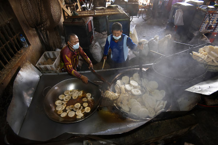menggoreng kerupuk