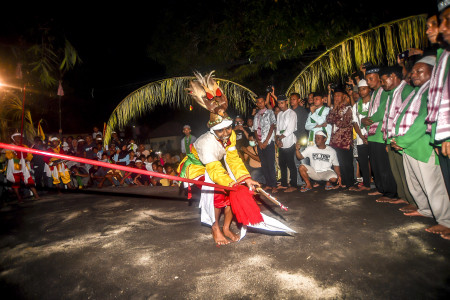 Sambutan Adat Buka Kampung Dengan Cakalele