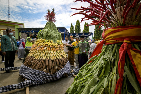 Pesta Rakyat berebut gunungan hasil bumi