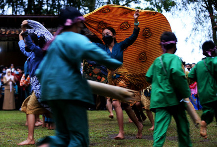 Permainan Tradisional di Desa Wisata Saung Ciburial