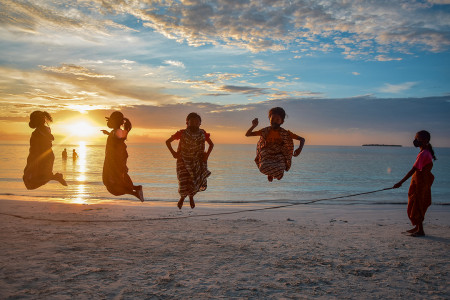 BOCAH BERMAIN DI PANTAI NGURBLOAT