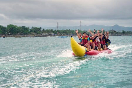 Wisata Banana Boat di Pantai Pangandaran
