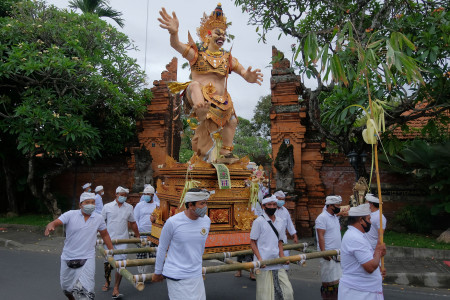 Mengarak Ogoh-Ogoh