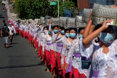 Tradisi Mapeed Hari Raya Galungan