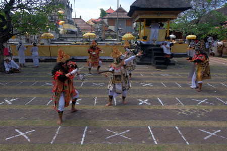 Tarian Sakral Di Pura Agung Jagatnatha