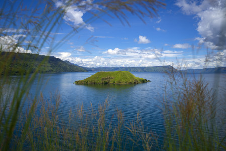 PULAU HOLE