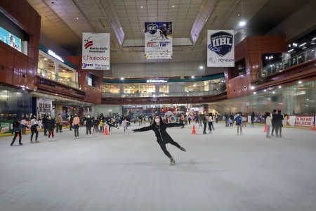 BERMAIN ICE SKATING MENGISI LIBUR NATARU