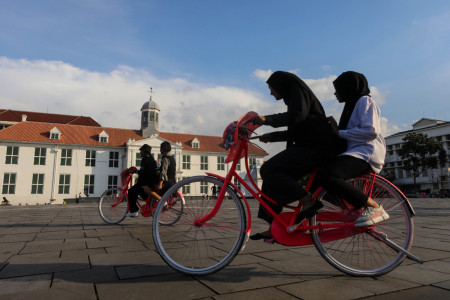 BERSEPEDA DI KOTA TUA