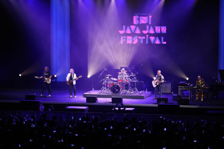PENAMPILAN THE CHICAGO EXPERIENCE FEAT DANNY SERAPHINE & JEFF COFFEY DI BNI JAVA JAZZ FESTIVAL 2023