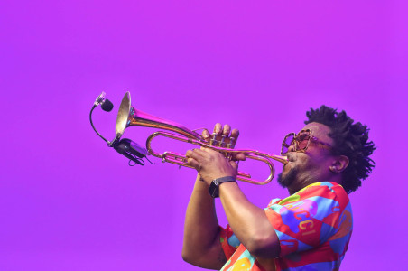 AKSI MAURICE BROWN WITH BRIAN SIMPSON PLAYING THE SONG OF HERB ALPERT DI BNI JAVA JAZZ FESTIVAL 2023