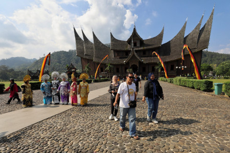 BERKUNJUNG KE ISTANO BASA PAGARUYUNG